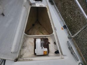 Beneteau 32s5  - Anchor Locker