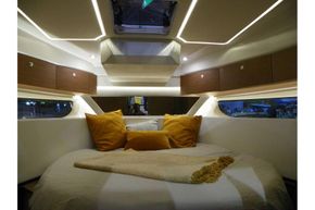 Jeanneau Merry Fisher 1095 - LED lights in forward cabin