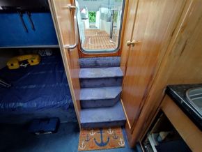 Spirit 28  - Companionway