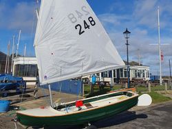 Scow sailing dinghy