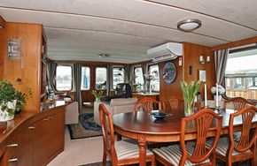 Salon main deck
