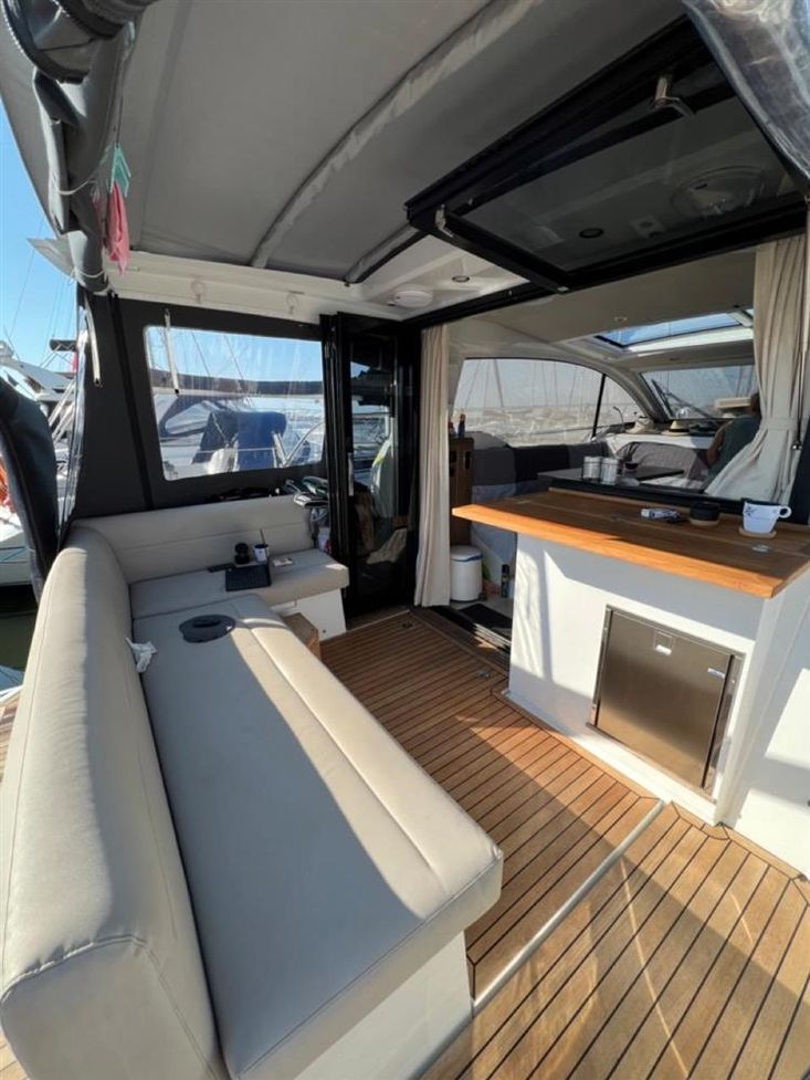 2018 Sealine C330