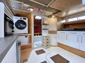Well equipped with dishwasher & washing machine 