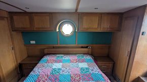 Bedroom with kingsize bed