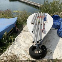 Comet sailing dinghy with two rigs