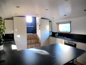 Wide Beam 57ft with London mooring  - Galley