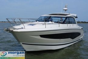 Jeanneau Leader 40 - side on view
