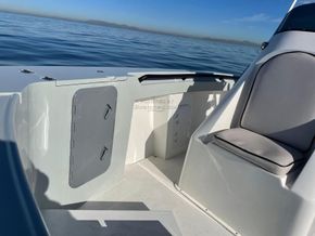 Invicta Power Catamaran 30  - Foredeck