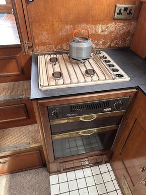 4 burner hob and gas oven and grill.