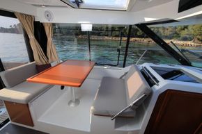 Jeanneau Merry Fisher 895 Legend Offshore - co-pilot seat converts to wheelhouse seating