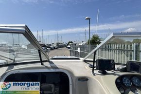 Bayliner 2252 - walk through windscreen