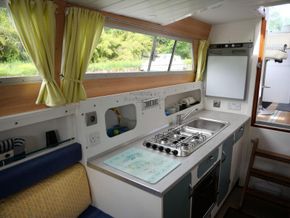 Princess 32 Converted to outboard motorisation - Galley