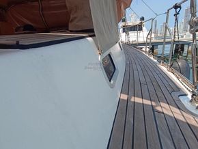 Bruce Roberts Mauritius 48  - Side Deck