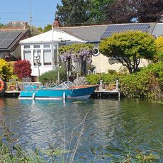 Charming waterside 2-bed bungalow