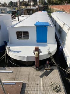 houseboat on secure London mooring