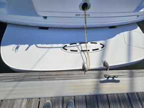 Sea Ray 395 Sundancer  - Swim Platform