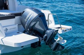Jeanneau Merry Fisher 605 - transom with swim platforms and outboard engine