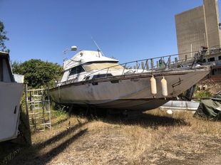 Cruising classic houseboat