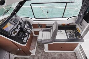 Jeanneau Merry Fisher 795 - starboard side helm position and galley