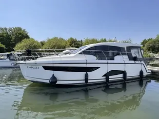 2017 Sealine C330