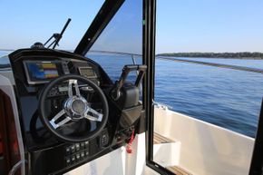 Jeanneau Merry Fisher 895 - helm position