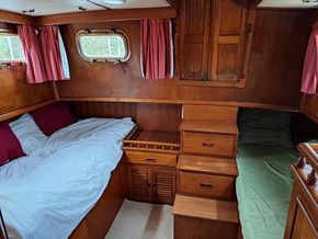 Master cabin - double to starboard and single/settee to port
