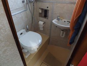 Bourne 35 GRP Cabin Cruiser - Heads 2