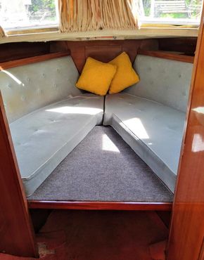 Front V berth with infill