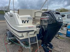 Quicksilver 555 activ cabin