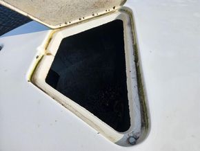 Sea Ray 240 Sundancer  - Anchor Locker