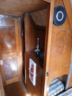 Cooker and accessories to 1/4 berth