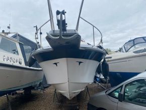 Cruiser International 2670 fitted with bow thruster - Bow