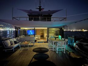 YACHT SUPPORT VESSEL FOR PARTY
