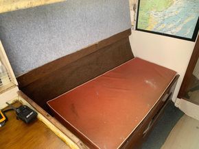 Cutlass  27  - Saloon