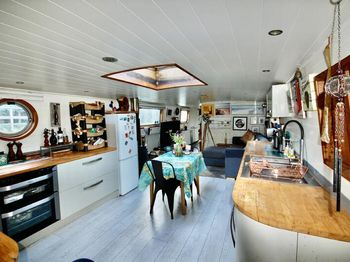 Exceptional Widebeam With Mooring