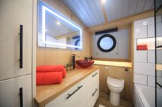 BESPOKE BOAT CO 65ft WIDEBEAM