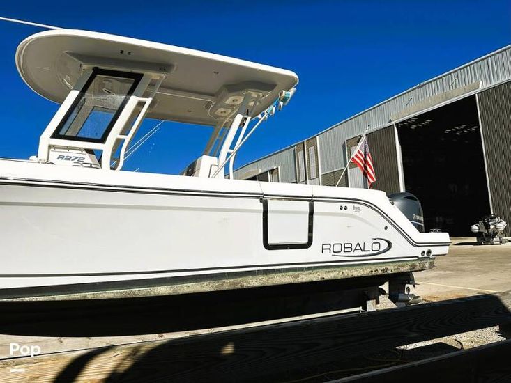 2021 Robalo r 272