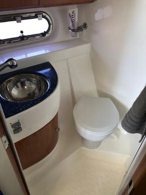 Toilet/Extra shower room
