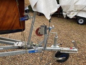 Winch and jockey wheel