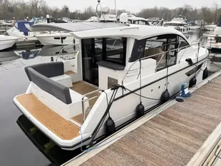 2018 Sealine C330