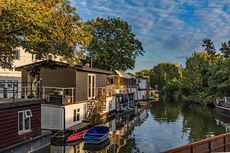 Idyllic Spacious Houseboat &ndash; Swan Island &ndash; Full Residential Mooring