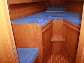 Wauquiez Centurion 38  - Forward Cabin
