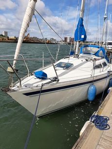 Moody 27 bilge keel