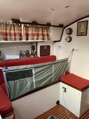 Saloon berth with lee cloth