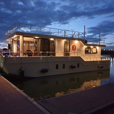 WOHNSCHIFF (Houseboat) 80m² WOHNFLÄCHE 60m² Terrasse