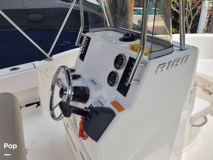 2018 Robalo r 180