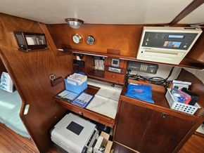 Amel Mango 52  - Navigation Station