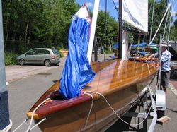 Classic styled sailing dinghy with lead Bulb keel
