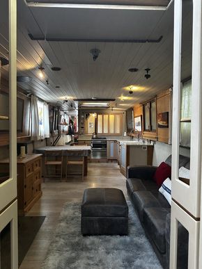 Full Living Area (Taken from entrance to Fwd Cabin)