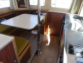 Locaboat 1106 ex hire cruiser - Saloon Table